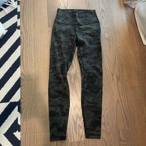wunder under high rise luxtreme camo leggings 28”
